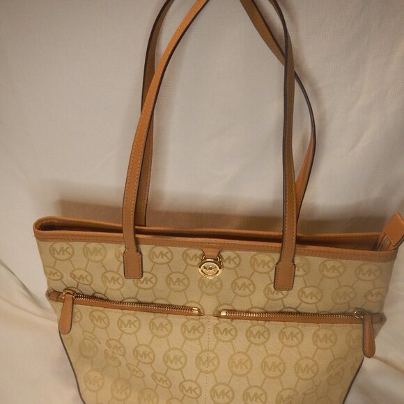 Michael Kors Canvas Signature Shoulder Bag. - Picture 2 of 11